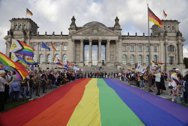 Bilder des Jahres 2025, News 07 Juli Deutschland, Berlin, Demonstration vor dem Bundestag, Regenbogenflagge vor dem Bundestag