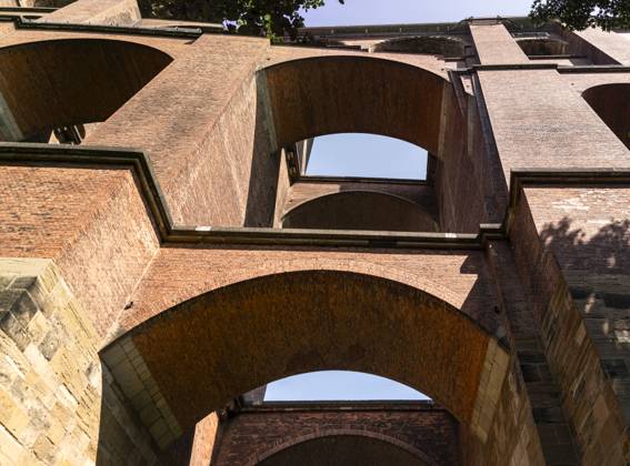 Reichenbach: Die Göltzschtalbrücke. - Blick von unten in die gemauerten Bögen der Göltzschtalbrücke bei Reichenbach im Vogtland (Sachsen). Für den Bau der weltgrößten Ziegelsteinbrücke (574 m lang, 78 m hoch) zwischen 1846 und 1851 sollen 26 Mio. Ziegelsteine benötigt worden sein. Reichenbach i.V. Sachsen Deutschland