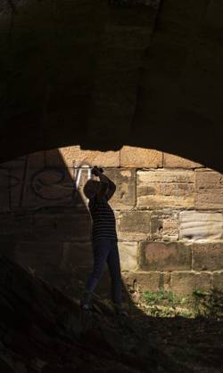 Reichenbach: Die Göltzschtalbrücke. - Eine Touristin fotografiert unter den gemauerten Bögen der Göltzschtalbrücke bei Reichenbach im Vogtland (Sachsen). Für den Bau der weltgrößten Ziegelsteinbrücke (574 m lang, 78 m hoch) zwischen 1846 und 1851 sollen 26 Mio. Ziegelsteine benötigt worden sein. Reichenbach i.V. Sachsen Deutschland