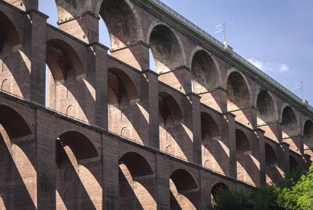 Reichenbach: Die Göltzschtalbrücke. - Blick auf die Göltzschtalbrücke bei Reichenbach im Vogtland (Sachsen). Für den Bau der weltgrößten Ziegelsteinbrücke (574 m lang, 78 m hoch) zwischen 1846 und 1851 sollen 26 Mio. Ziegelsteine benötigt worden sein. Reichenbach i.V. Sachsen Deutschland