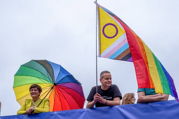 Demonstration Nie wieder still! zum 47. Berliner Christopher Street Day (CSD) am Samstag (26.07.2025) in Berlin. (Foto: Saskia Esken, ehemalige SPD-Bundesvorsitzende, und Klaus Lederer (parteilos), ehemaliger Berliner Senator fuer Kultur und Europa) Mit 80 Wagen, 100 Fussgruppen und Hunderttausenden Teilnehmenden zogen die Demonstranten bis zum Brandenburger Tor, um die Rechte queerer Menschen zu staerken und Hasskriminalitaet entgegenzutreten. Der CSD in Berlin gilt als eine der groessen Veranstaltungen der LGBTQ-Community in Europa. (Siehe epd-Meldung vom 26.07.2025) EDITORIAL USE ONLY