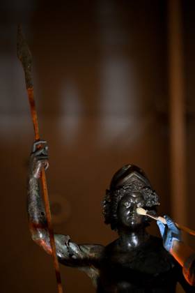 Ancient Mars statue draws attention in Turkiye s Gaziantep GAZIANTEP, TURKIYE - APRIL 17: The 2,000-year-old bronze statue of Mars, symbolizing fertility and power, is currently on display at the Zeugma Mosaic Museum in Gaziantep, Turkiye on April 17, 2025. The statue is carefully preserved by expert restorers. Gaziantep Turkey. Editorial use only. Please get in touch for any other usage.  Copyright: x2025xAnadoluxAdsÄ±zxGünebakanx