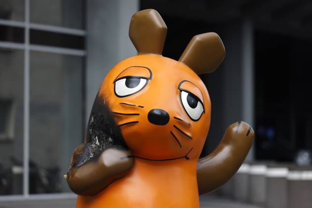 Bilder des Jahres 2025, News 07 Juli Feuer-Anschlag auf die Mausfigur vor dem WDR: Unbekannte haben die Statue in der Nacht auf Samstag in Brand gesteckt. Es ist nicht das erste mal, dass es Wirbel um die Maus gibt: Im Rahmen einer Aktion gegen Kürzungen beim öffentlich-rechtlichen Rundfunk wurde sie 2024 bereits kurz entführt. Köln, 26.07.2025 NRW Deutschland Copyright: xChristophxHardtx