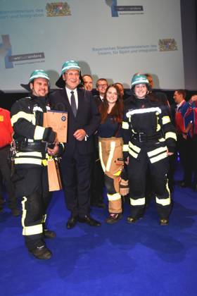 Joachim Herrmann Innenminister mit Preistraeger Kategorie- Feuer und Flamme -Freiwillige Feuerwehr Oberhausen -Augsburg Muenchen 26.07.2025 Auditorium der BMW Welt,Bayerns Innenminister Joachim Herrmann verleiht den Bayerischen Engagiert-Preis 2025 fuer außergewoehnliche Leistungen von Ehrenamtlichen: Muenchen