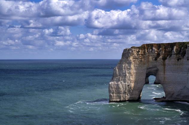 Felsbogen Falaise oder Porte La Manneporte, dahinter Falaise oder Porte d Aval, Étretat, Meer, Steilküste, Klippen, Kreidefelsen, Alabasterküste, La Côte d Albâtre, Normandie, Seine-Maritime, Frankreich Rock arch Falaise or Porte La Manneporte, behind it Falaise or Porte d Aval, Étretat, sea, cliffs, cliffs, chalk cliffs, alabaster coast, La Côte d Albâtre, Normandy, Seine-Maritime, France Copyright: imageBROKER MichaelxWeber ibximw14432420