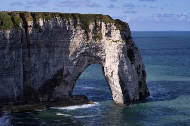 Felsbogen Falaise oder Porte La Manneporte, Étretat, Meer, Steilküste, Klippen, Kreidefelsen, Alabasterküste, La Côte d Albâtre, Normandie, Seine-Maritime, Frankreich Rock arch Falaise or Porte La Manneporte, Étretat, sea, steep coast, cliffs, chalk cliffs, alabaster coast, La Côte d Albâtre, Normandy, Seine-Maritime, France Copyright: imageBROKER MichaelxWeber ibximw14432436