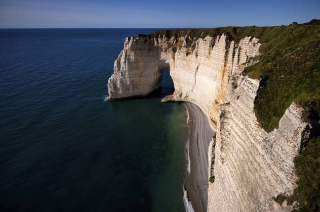 Felsbogen Falaise oder Porte La Manneporte, Étretat, Meer, Steilküste, Klippen, Kreidefelsen, Alabasterküste, La Côte d Albâtre, Abendstimmung, Normandie, Seine-Maritime, Frankreich Rock arch Falaise or Porte La Manneporte, Étretat, sea, steep coast, cliffs, chalk cliffs, alabaster coast, La Côte d Albâtre, evening mood, Normandy, Seine-Maritime, France Copyright: imageBROKER MichaelxWeber ibximw14420430