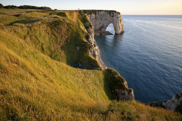 Felsbogen Falaise oder Porte La Manneporte, Strand Jambourg, Étretat, Meer, Steilküste, Klippen, Kreidefelsen, Alabasterküste, La Côte d Albâtre, Abendstimmung, Normandie, Seine-Maritime, Frankreich Rock arch Falaise or Porte La Manneporte, Jambourg beach, Étretat, sea, steep coast, cliffs, chalk cliffs, alabaster coast, La Côte d Albâtre, evening mood, Normandy, Seine-Maritime, France Copyright: imageBROKER MichaelxWeber ibximw14420511