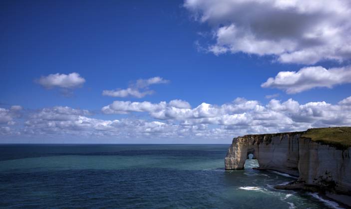 Felsbogen Falaise oder Porte La Manneporte, dahinter Falaise oder Porte d Aval, Étretat, Meer, Steilküste, Klippen, Kreidefelsen, Alabasterküste, La Côte d Albâtre, Normandie, Seine-Maritime, Frankreich Rock arch Falaise or Porte La Manneporte, behind it Falaise or Porte d Aval, Étretat, sea, cliffs, cliffs, chalk cliffs, alabaster coast, La Côte d Albâtre, Normandy, Seine-Maritime, France Copyright: imageBROKER MichaelxWeber ibximw14432446