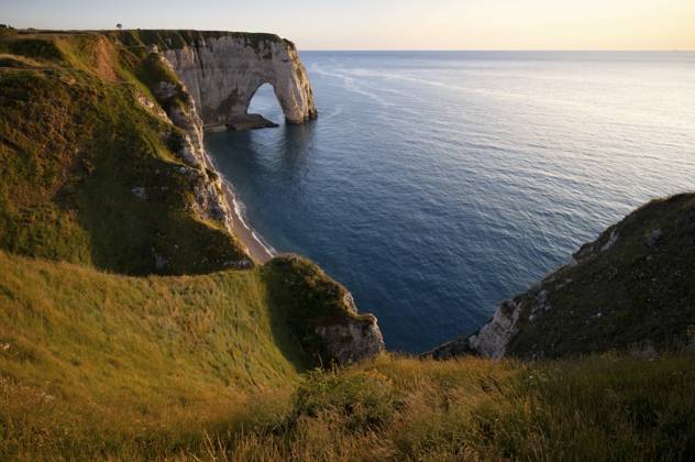 Felsbogen Falaise oder Porte La Manneporte, Strand Jambourg, Étretat, Meer, Steilküste, Klippen, Kreidefelsen, Alabasterküste, La Côte d Albâtre, Abendstimmung, Normandie, Seine-Maritime, Frankreich Rock arch Falaise or Porte La Manneporte, Jambourg beach, Étretat, sea, steep coast, cliffs, chalk cliffs, alabaster coast, La Côte d Albâtre, evening mood, Normandy, Seine-Maritime, France Copyright: imageBROKER MichaelxWeber ibximw14420485