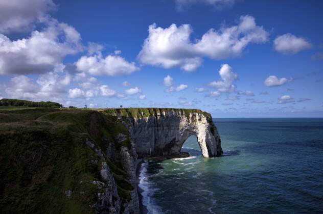 Felsbogen Falaise oder Porte La Manneporte, Étretat, Meer, Steilküste, Klippen, Kreidefelsen, Alabasterküste, La Côte d Albâtre, Normandie, Seine-Maritime, Frankreich Rock arch Falaise or Porte La Manneporte, Étretat, sea, steep coast, cliffs, chalk cliffs, alabaster coast, La Côte d Albâtre, Normandy, Seine-Maritime, France Copyright: imageBROKER MichaelxWeber ibximw14432421