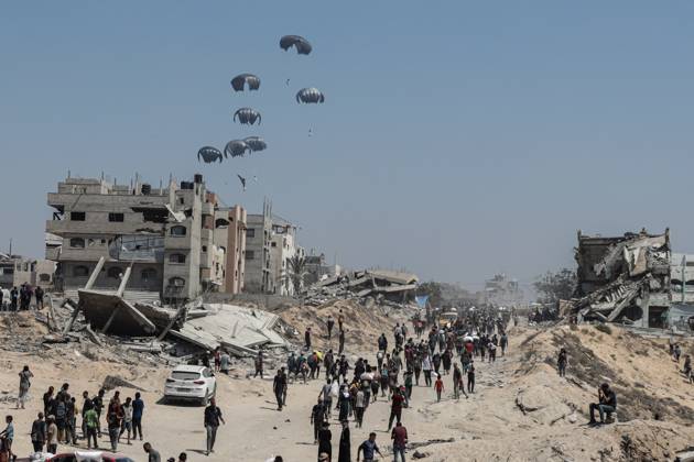 Bilder des Jahres 2025, News 07 Juli Humanitarian aid dropped over northern Gaza GAZA CITY, GAZA - JULY 27: An aircraft from the United Arab Emirates drops humanitarian aid balloons over the al-Sudaniyya area of Gaza City, Gaza on July 27, 2025 following Israeli army s announcement of a ‘tactical suspension’ of military operations in 3 parts of Gaza Strip. Suspension began at 0700GMT and applies to 3 key areas, including Al-Mawasi, Deir al-Balah, and Gaza City, according to Israeli army spokesman. Aid packages were collected by Palestinians struggling to access food. Khames Alrefi Anadolu Gaza City Gaza. Editorial use only. Please get in touch for any other usage.  Copyright: x2025xAnadoluxKhamesxAlrefix
