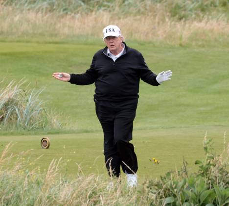 Bilder des Jahres 2025, News 07 Juli American President Donald Trump waves to the media whilst playing golf at Turnberry Golf Club, Ayrshire in Scotland on Sunday, July 27, 2025. Trump is on a four day visit to Scotland where he will be playing golf and meeting International leaders for trade discussions.  LON2025072708 HUGOxPHILPOTT