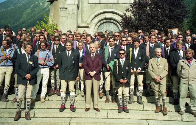 Archives - Edouard Balladur et sa femme Marie-Josèphe Delacour lors de la Fête des guides de Chamonix. Le 15 août 1993 Jean-Claude Woestelandt Bestimage Chamonix France Copyright: xJEAN-CLAUDExWOESTELANDTx xBESTIMAGExJEAN-CLAUDExWOESTELANDTx xBESTIMAGEx