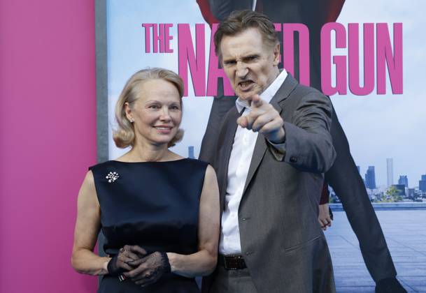 Bilder des Jahres 2025, Entertainment 07 Juli Pamela Anderson and Liam Neeson arrive on the red carpet for Paramount Pictures The Naked Gun Premiere at the SVA Theatre on Monday, July 28, 2025 in New York City.  NYP20250729321 JOHNxANGELILLO