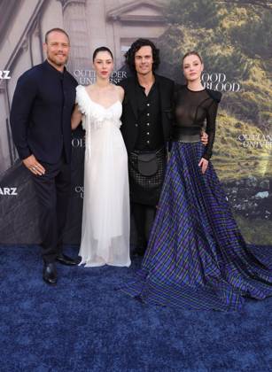 Bilder des Jahres 2025, Entertainment 07 Juli 28 July 2025 . Los Angeles, California - Sam Heughan, Hermione Corfield, Jamie Roy, Harriet Slater At Outlander: Blood of my Blood Premiere Event held at DGA Theater Complex in Los Angeles. Los Angeles USA - ZUMAa123 20250728_zaa_a123_037 Copyright: xFSx