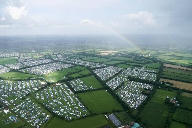 Bilder des Jahres 2025, News 07 Juli News Bilder des Tages cntv Blick Uebersicht auf das Wacken Festival Gelaende Regenbogen mit Buehne Campingplatz Anreise der Heavy Metal Town Metalheads Fans aus der Luft zum 34. Wacken Open Air Festival Start des Festivals ist am 30. Juli es dauert bis zum 02.August 2025 statt Wacken bei Itzehoe 29.Juli 2025 SH Deutschland