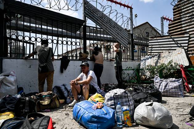 Bilder des Jahres 2025, News 07 Juli News Bilder des Tages Inmates await relocation from Bilenke Correctional Colony N99 damaged by a Russian air strike, Bilenke village, Zaporizhzhia region, Ukraine, July 29, 2025. At approximately 23:30 local time on Monday, July 28, Russian forces attacked the Bilenke Correctional Colony in the Zaporizhzhia region with four guided aerial bombs. The strike claimed the lives of 16 convicts and left 44 people injured. The facility’s canteen was destroyed, while the administrative headquarters and quarantine area sustained partial damage. (Photo by Dmytro Smolienko Ukrinform) Russian air strike on penal colony in Zaporizhzhia region  Copyright: xDmytroxSmolienkox