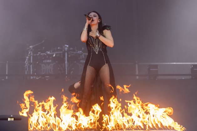 Bilder des Jahres 2025, Entertainment 07 Juli Beyond the Black Fans füllen das Infield beim Wacken open Air 2025 Das gesamte Infield füllte sich für einen der Headliner rasant bis zum Ausgang. Beyond the Black hat eine textsichere Fangemeinde, der weder Regen noch Sturm etwas anhaben konnten.Das Wacken Infield war damit genauso gut besucht, als würde die Sonne scheinen. Wacken Wacken Open Air Schleswig-Holstein Deutschland _5DL7484