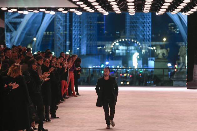Anthony Vaccarello, directeur artistique de la maison Saint-Laurent - Défilé Saint-Laurent Femme Automne Hiver 2022 2023 lors de la Fashion Week de Paris, le 1er mars 2022. Saint-Laurent Women s Fall Winter 2022 2023 show during Paris Fashion Week, March 1, 2022. Paris France Copyright: xAgencex xBestimagexAgencex xBestimagex