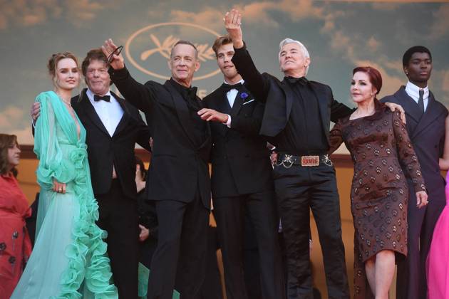 Olivia DeJonge, Steve Binder, Tom Hanks, Austin Butler, Baz Luhrmann, Priscilla Presley, Alton Mason (Bijoux Messika) - Montée des marches du film « Elvis » lors du 75ème Festival International du Film de Cannes. Le 25 mai 2022 Giancarlo Gorassini Bestimage Red carpet of the movie « Elvis » during the 75th Cannes International Film Festival. On may 25th 2022 Cannes France Copyright: xGiancarloxGorassini BestimagexGiancarloxGorassini Bestimagex