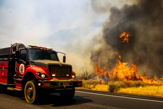 Wildfire Rages Through Los Padres Forest Gifford Fire burns 30,000 acres in Los Padres National Forest on August 2, 2025. Flames sweep through rugged terrain near Santa Maria, California, forcing evacuations and endangering nearby communities and wildlife. Firefighters battle extreme heat, shifting winds, and dry vegetation as they work to contain the rapidly expanding wildfire. The blaze, fueled by ongoing drought and high temperatures, sends thick smoke across the region, prompting air quality warnings and road closures. The Gifford Fire becomes one of the largest wildfires of the season in California, illustrating the intensifying impact of climate change on fire behavior and frequency in the American West. Authorities continue to monito Copyright: xBENJAMINxHANSONx