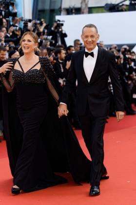 Tom Hanks et sa femme Rita Wilson - Montée des marches du film Asteroid City lors du 76ème Festival International du Film de Cannes, France, le 23 mai 2023. Celebrities at the red carpet of Asteroid City during the 76th International Cannes Film Festival in Cannes, France, on May 23, 2023. Cannes France Copyright: xAgencex xBestimagexAgencex xBestimagex