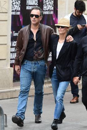 Samuel Benchetrit et sa femme Vanessa Paradis - Arrivées des célébrités aux obsèques de Jane Birkin en l église Saint-Roch à Paris. Le 24 juillet 2023 Jacovides-KD Niko Bestimage Funerals of the french singer Jane Birkin at Saint-Roch s church in Paris. On July 24th 2023 Paris France Copyright: xJacovides-KDxNikox xBestimagexJacovides-KDxNikox xBestimagex