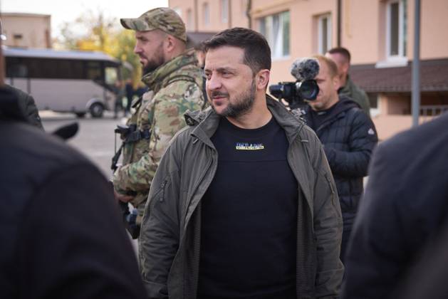 Le président ukrainien Volodymyr Zelensky visite les logements financés par des philanthropes à Tarasivka, près de Kiev, le 19 octobre 2023. Construite par le groupe Wasatch en partenariat avec l organisation caritative To Ukraine With Love et baptisé Hansen, ce nouveau complexe vise à abriter les familles touchées par l invasion russe. During a working trip to Kyiv region, President of Ukraine Volodymyr Zelenskyy observed the construction of housing for people affected by the Russian invasion in the village of Tarasivka, funded by philanthropists. The Head of State visited Hansen s Town, which is being built by the Wasatch Group in partnership with To Ukraine With Love charitable organization. The Head of State, along with Wasatch Group  Copyright: xUkrainexPresidencyxviaxBestimagexUkrainexPresidencyxviaxBestimagex