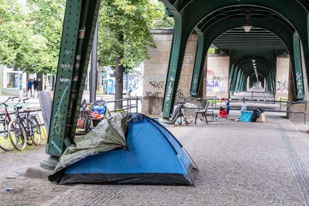 Zelt einer obdachlosen Person unter der Hochbahn auf der Schönhauser Allee in Berlin-Prenzlauer Berg. Tent of a homeless person under the elevated train on Schönhauser Allee in Berlin-Prenzlauer Berg. Obdachlosigkeit in Berlin