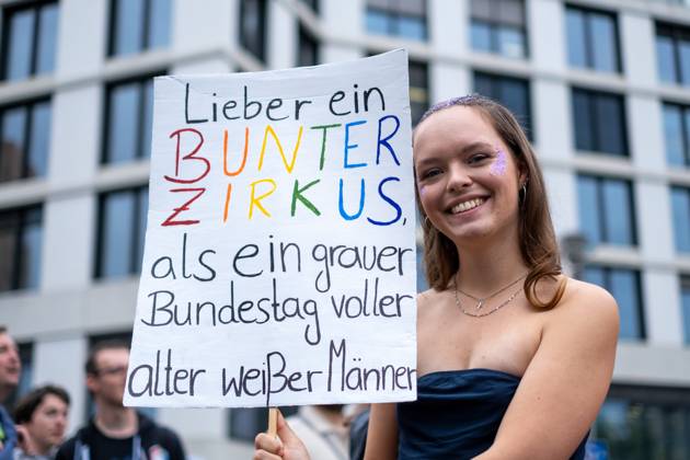 47. Christopher Street Day Parade unter dem Motto Nie wieder still! in Berlin. Die Demonstration fordert gleiche Rechte für Lesben, Schwule, Bisexuelle, Transgender, Intersexuelle und queere Menschen. 47th Christopher Street Day Parade under the motto Never be silent again! in Berlin. The demonstration demands equal rights for lesbians, gays, bisexuals, transgender, intersex and queer people. snapshot-photography K.M.Krause