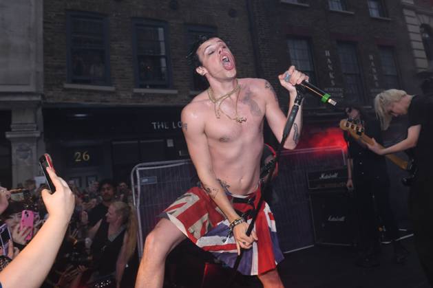 Entertainment Themen der Woche KW32 Yungblud launches new store Beautifully Romanticised Accidentally Traumatised™ in London LONDON, ENGLAND - AUGUST 07: Yungblud performs during the launch of his new store Beautifully Romanticised Accidentally Traumatised at 20 Denmark Street on August 07, 2025 in London, England. CAP MAR MAR Great Britain Copyright: xMartinxHarris CapitalxPicturesx