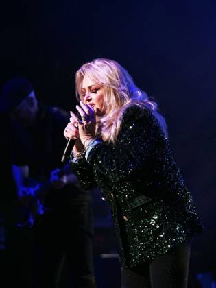 Bonnie Tyler en concert à L Amphithéâtre 3000 du Centre de Congrès de Lyon, France, le 11 décembre 2023. MPP Bestimage Bonnie Tyler in concert at the Amphithéâtre 3000 of the Lyon Convention Center, in Lyon, France, on December 11, 2023. Lyon France Copyright: xMPPx xBestimagexMPPx xBestimagex