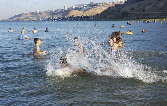 Ein Junge spielt im warmen Wasser des Kinneret Sees A boy plays in the warm water of lake Kinneret Copyright: imageBROKER VladimirxBlinov ibxiqx14368913.jpg ,model released, Symbolfoto ,property released