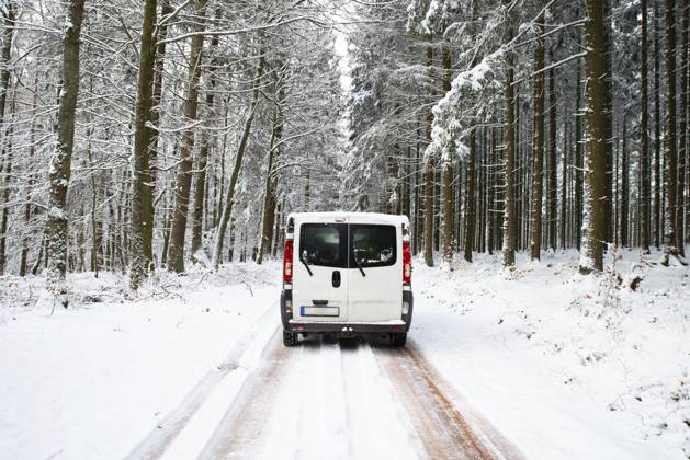 Wohnmobil auf einer Straße durch einen schneebedeckten Wald im Winter, Abenteuerurlaub und Lebensstil in den Wäldern, rutschige Autobahn Camper Van driving on a road through a snow covered forest in winter, adventure vacation and lifestyle in the woodlands, slippery highway Copyright: imageBROKER BeritxKessler ibxiqx14544953