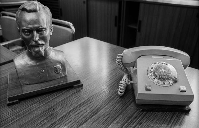 Stasi - Museum Deutschland, Berlin, 15.06.1992, Forschungs - und Gedenkstätte in der Normannenstraße, (Stasi - Museum), Büste Feliks Dzierzynski, Telefon, Â