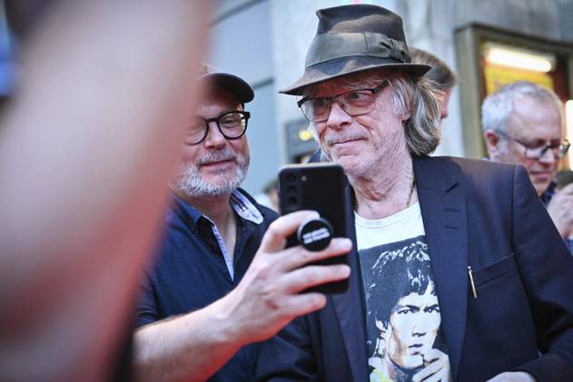 Helge Schneider in der Lichtburg ** NUR FÜR REDAKTIONELLE ZWECKE ** EDITORIAL USE ONLY **<p>Helge Schneider macht Selfies mit Fans vor der Lichtburg am Montag, 11. August 2025 in Essen. Komiker Helge Schneider präsentiert Film-Doku The Klimperclown zum 70. Geburtstag in der Lichtburg. Deutschland NRW Essen Copyright: SocratesxTassos
