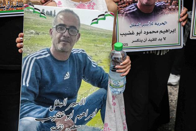August 12, 2025, Nablus, West Bank, Palestine: A portrait of a Palestinian prisoner is held during a solidarity rally demanding a prisoner exchange agreement between the Israeli government and Hamas. Nablus Palestine - ZUMAs197 20250812_aaa_s197_047 Copyright: xNasserxIshtayehx