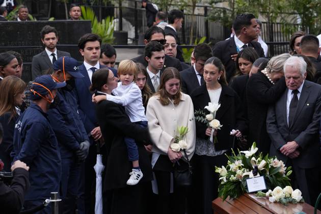 Colombia Bids Farewell to Slain Presidential Candidate Miguel Uribe BOGOTA, COLOMBIA - AUGUST 13: Maraa Claudia Tarazona, wife of slain Colombian presidential candidate Miguel Uribe, and her son Alejandro Uribe stand silently as they look at Turbay s coffin during the burial at Bogota’s Central Cemetery on August 13, 2025 in Bogota, Colombia. Juancho Torres Anadolu Bogota Colombia. Editorial use only. Please get in touch for any other usage.  Copyright: x2025xAnadoluxJuanchoxTorresx