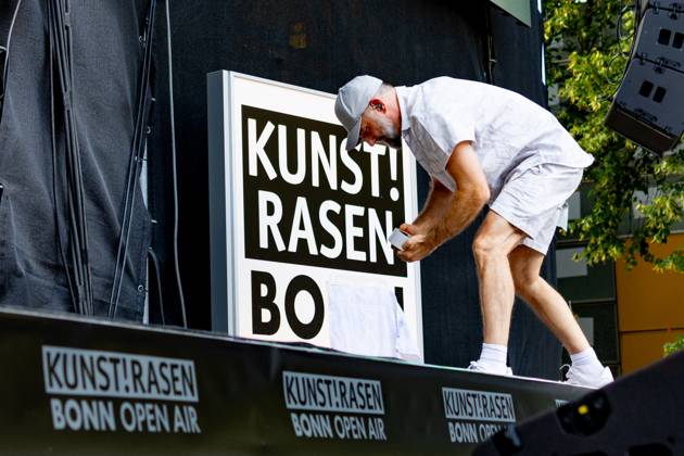Das Bo auf dem Kunst!Rasen Bonn - 14.08.2025 Das Bo benennt kurzerhand den Kunst!Rasen Bonn in Kunst!Rasen BO um - Der Hamburger Rapper DAS BO (Mirko Alexander Bogojevic) mit DJ SCHMIDDLFINGA beim Live Auftritt auf der Kunst!Rasen Bühne - Der Kunst!Rasen in Bonn Gronau ist eine beliebte Sommer Open Air Konzertreihe am Rande der Rheinaue am Bonner Rheinufer. Bonn Gronau Nordrhein-Westfalen Deutschland Copyright: xBonn.digitalx