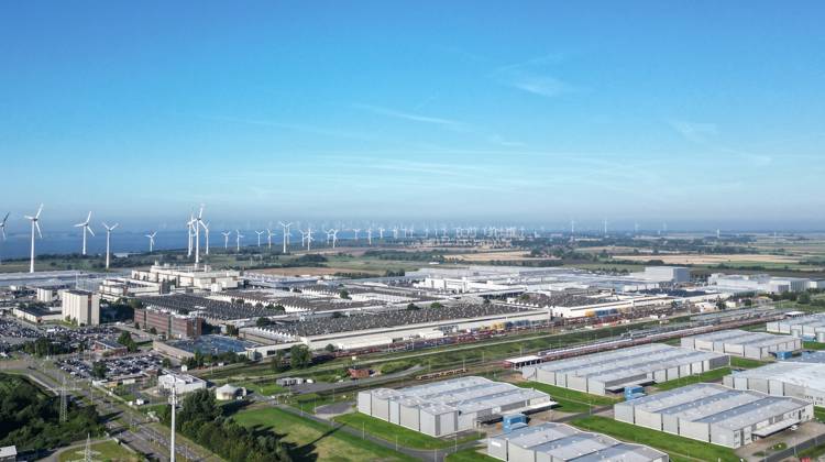 Volkswagen liefert 1,5-millionsten ID aus. Blick auf das Volkswagenwerk in Emden. Volkswagen hat das 1,5-millionste Elektroauto der ID-Serie in Emden ausgeliefert. Niedersachsens Ministerpräsident Olaf Lies überreichte den Schlüssel zusammen mit Martin Sander und Kai Grünitz an ein Unternehmen aus Vechta. Emden Niedersachsen Deutschland