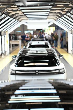 Volkswagen liefert 1,5-millionsten ID aus. Blick auf die ID Produktion in Emden. Volkswagen hat das 1,5-millionste Elektroauto der ID-Serie in Emden ausgeliefert. Niedersachsens Ministerpräsident Olaf Lies überreichte den Schlüssel zusammen mit Martin Sander und Kai Grünitz an ein Unternehmen aus Vechta. Emden Niedersachsen Deutschland