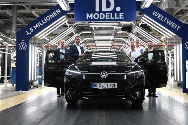 News Bilder des Tages Volkswagen liefert 1,5-millionsten ID aus. Kai Grünitz (li-re.), Vorstand für Technische Entwicklung, und Ministerpräsident Olaf Lies ,Robert Müller vom Ingenieurbüro Tegeler, Geschäftsführer Jörg Tegeler vom Ingenieurbüro Tegeler und Volkswagen Vorstand Martin Sander (Vertrieb, Marketing und After Sales) stehen am ID.7. Volkswagen hat das 1,5-millionste Elektroauto der ID-Serie in Emden ausgeliefert. Niedersachsens Ministerpräsident Olaf Lies überreichte den Schlüssel zusammen mit Martin Sander und Kai Grünitz an ein Unternehmen aus Vechta. Emden Niedersachsen Deutschland