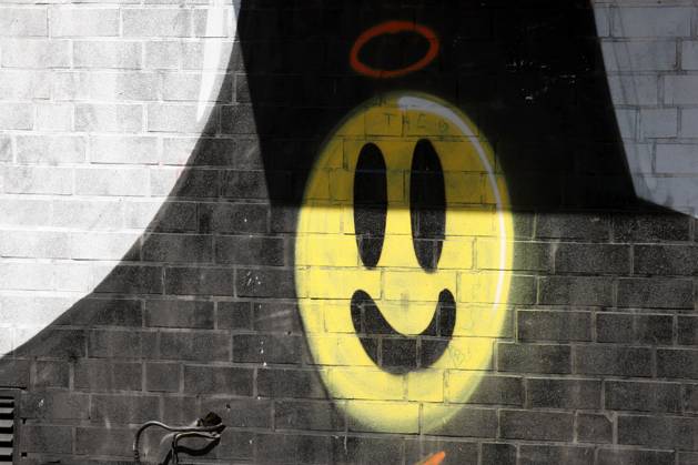 Graffiti, gelber Smiley am Bahnhof in Niederschelden, Niederschelderhuette (Niederschelderhütte) Graffiti am 18.08.2025 in Mudersbach Deutschland.