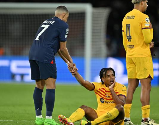 Paris Saint-Germain v Barcelona - UEFA Champions League PARIS, FRANCE - APRIL 10: Kylian Mbappe (7) of Paris Saint-Germain helps Ronald Araujo of Barcelona after a position during the UEFA Champions League quarter finals first leg football match between Paris Saint-Germain and FC Barcelona at Parc des Princes in Paris, France on April 10, 2024. France World. Editorial use only. Please get in touch for any other usage. Copyright: x2025xAnadoluxMustafaxYalcınx