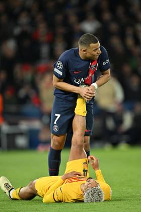 Paris Saint-Germain v Barcelona - UEFA Champions League PARIS, FRANCE - APRIL 10: Kylian Mbappe (7) of Paris Saint-Germain stretches Ronald Araujo of Barcelona after a position during the UEFA Champions League quarter finals first leg football match between Paris Saint-Germain and FC Barcelona at Parc des Princes in Paris, France on April 10, 2024. France World. Editorial use only. Please get in touch for any other usage. Copyright: x2025xAnadoluxMustafaxYalcınx
