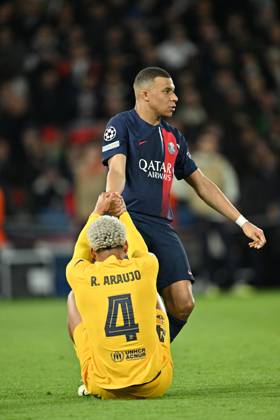 Paris Saint-Germain v Barcelona - UEFA Champions League PARIS, FRANCE - APRIL 10: Kylian Mbappe (7) of Paris Saint-Germain helps Ronald Araujo of Barcelona after a position during the UEFA Champions League quarter finals first leg football match between Paris Saint-Germain and FC Barcelona at Parc des Princes in Paris, France on April 10, 2024. France World. Editorial use only. Please get in touch for any other usage. Copyright: x2025xAnadoluxMustafaxYalcınx
