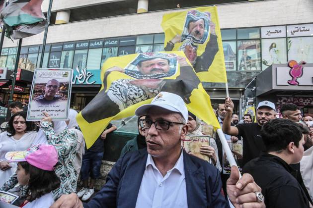 August 20, 2025, Nablus, West Bank, Palestine: A protester holds a picture of Palestinian prisoner Marwan Barghouti, who is serving a five life sentences and 40 years in Israeli prisons, during a protest demanding his release and the release of all prisoners in the city of Nablus. Nablus Palestine - ZUMAs197 20250820_aaa_s197_044 Copyright: xNasserxIshtayehx
