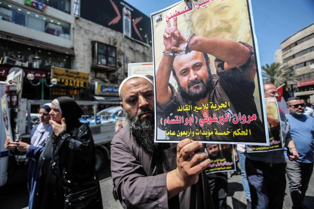 August 20, 2025, Nablus, West Bank, Palestine: Protesters hold pictures of Palestinian prisoner Marwan Barghouti, who is serving a five life sentences and 40 years in Israeli prisons, during a protest demanding his release and the release of all prisoners in the city of Nablus. Nablus Palestine - ZUMAs197 20250820_aaa_s197_046 Copyright: xNasserxIshtayehx