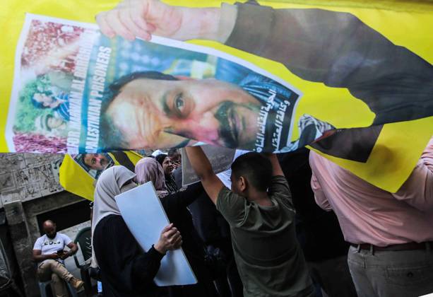 August 20, 2025, Nablus, West Bank, Palestine: Protesters hold a huge picture of Palestinian prisoner Marwan Barghouti, who is serving a five life sentences and 40 years in Israeli prisons, during a protest demanding his release and the release of all prisoners in the city of Nablus. Nablus Palestine - ZUMAs197 20250820_aaa_s197_049 Copyright: xNasserxIshtayehx